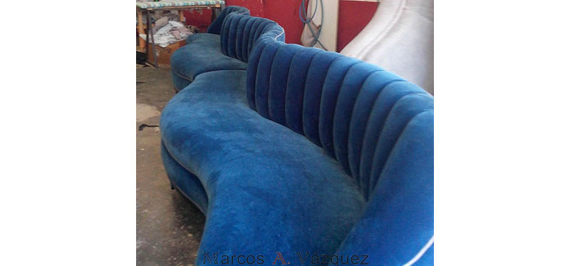 Sillón azul curvo